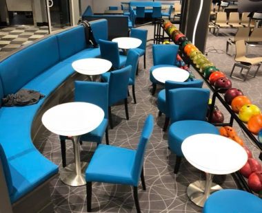 Rénovation de banquettes et chaises au « Bowling » de Mondeville