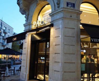 store banne avec leds intégrées et lambrequin lumineux Boulangerie « Paul » à Caen