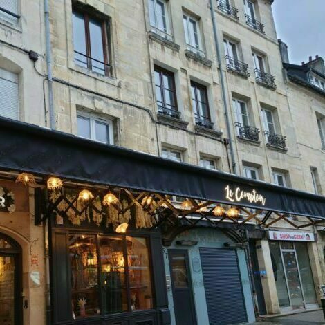 Store pantographe pour une terrasse de bar dans une ville à Caen
