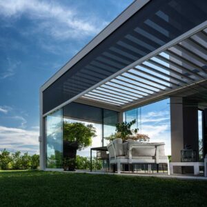 Pergola bicoclimatique acec des stores zip pour créer une veritable pièces et protéger du vent