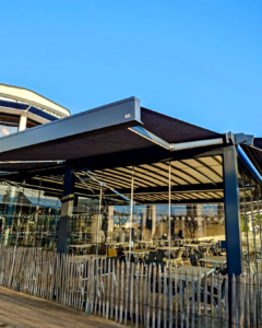 Store banne sur une pergola sur une terrasse de restaurant