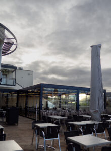 Pergola bioclimatique ke sur un terrasse de restaurant de bord de mer 