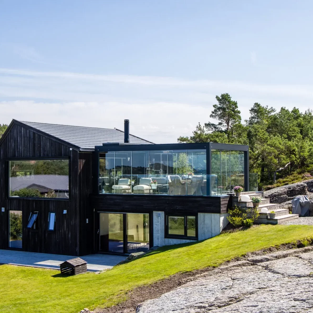 Peegola avec baies vitrées, line glass sur pergola bioclimatique sur une terrasse normande