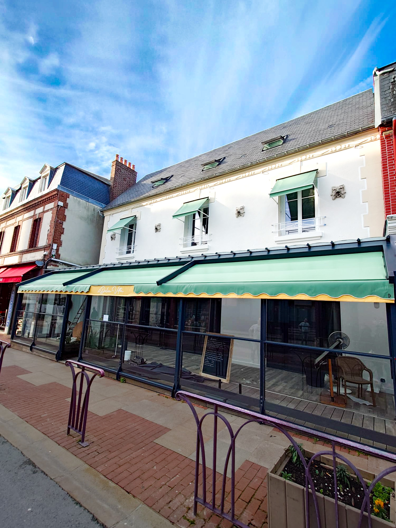 Pergola A100 de chez Ke store pour une terrasse de resaurant à Houlgate