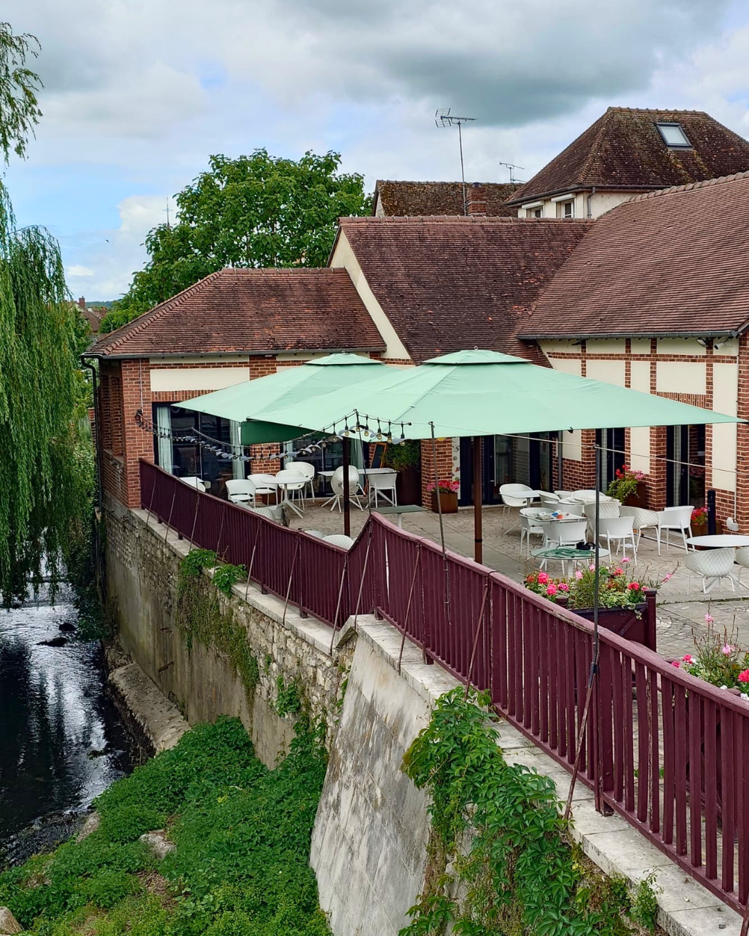 Parasols géants sur une terrasse de restaurant avec une toile verte