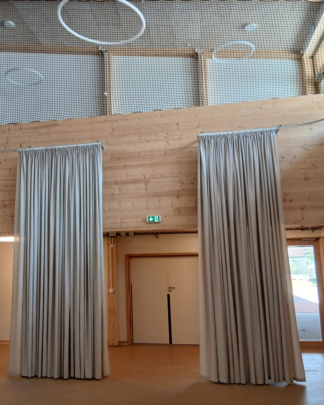 Rideaux cintrés sur mesure dans une école
